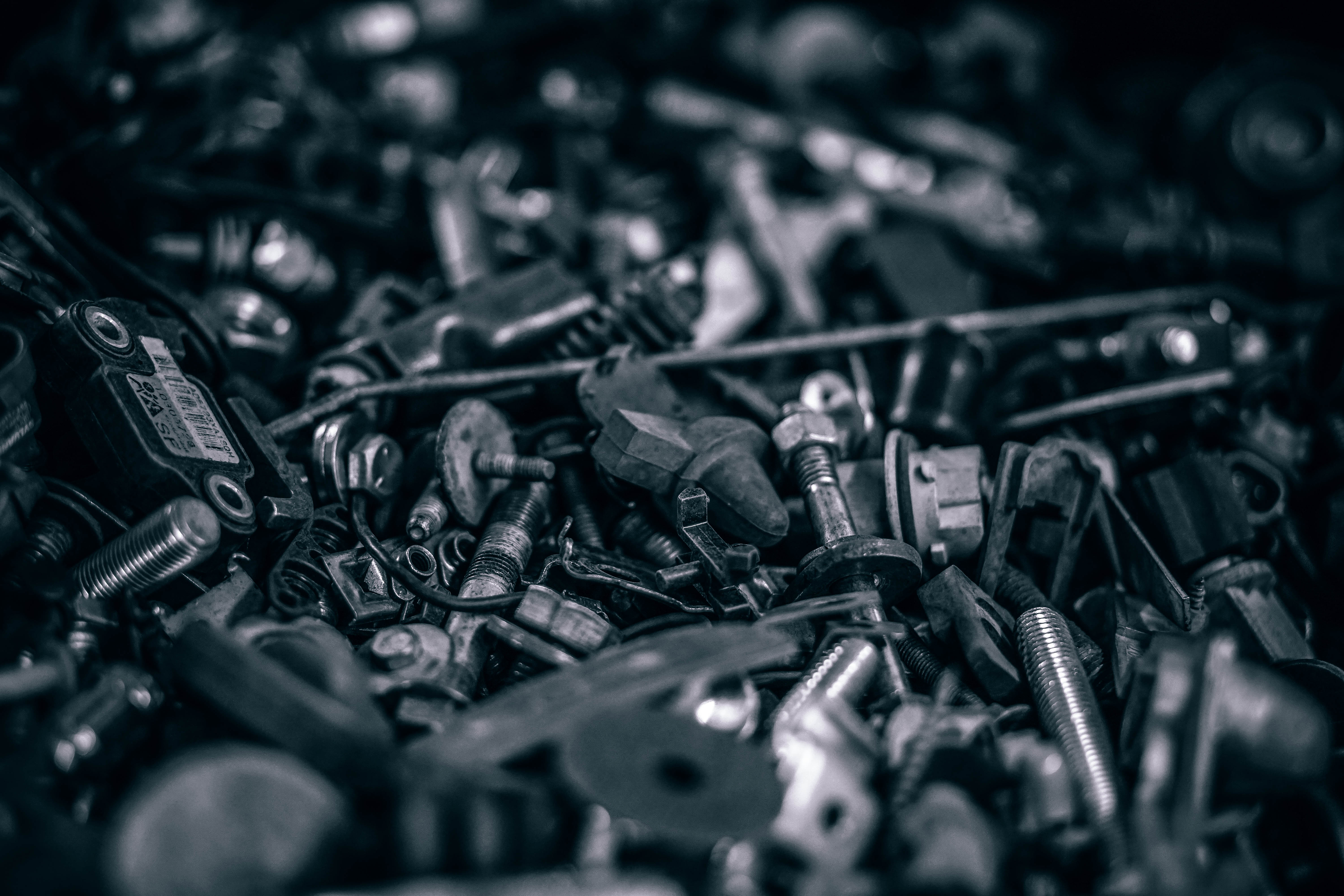 Peças e componentes automotivos em detalhe.